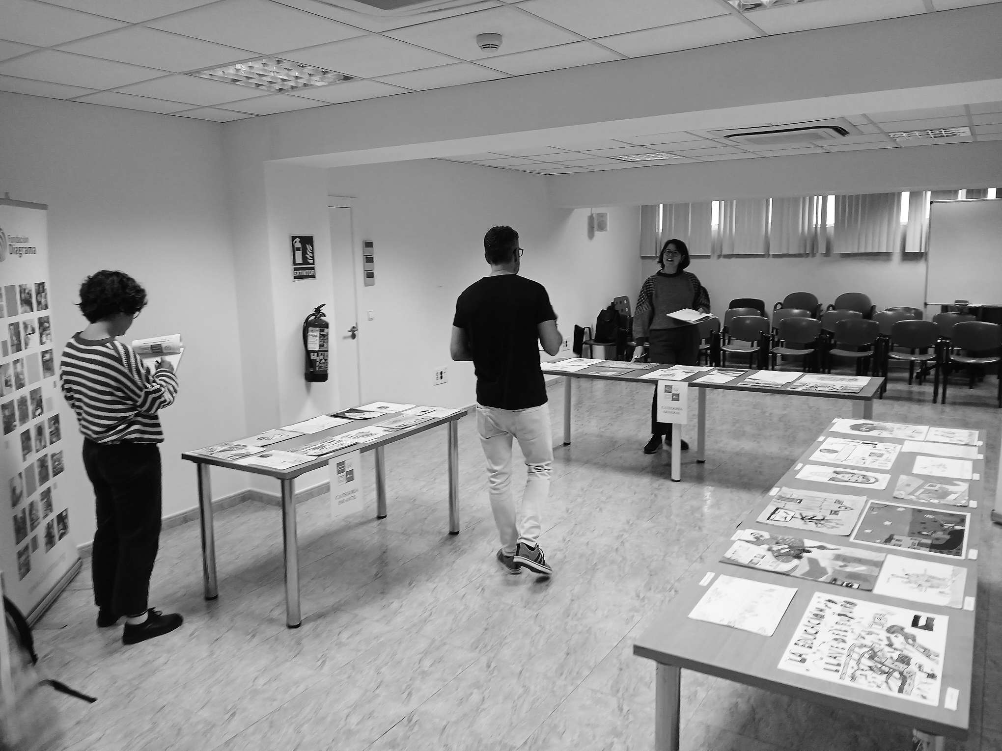 El jurado del premio evaluando las obras