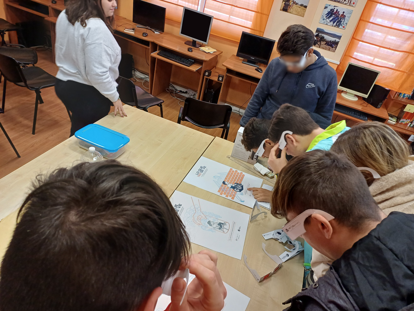 Taller montaje gafas y visualización carteles